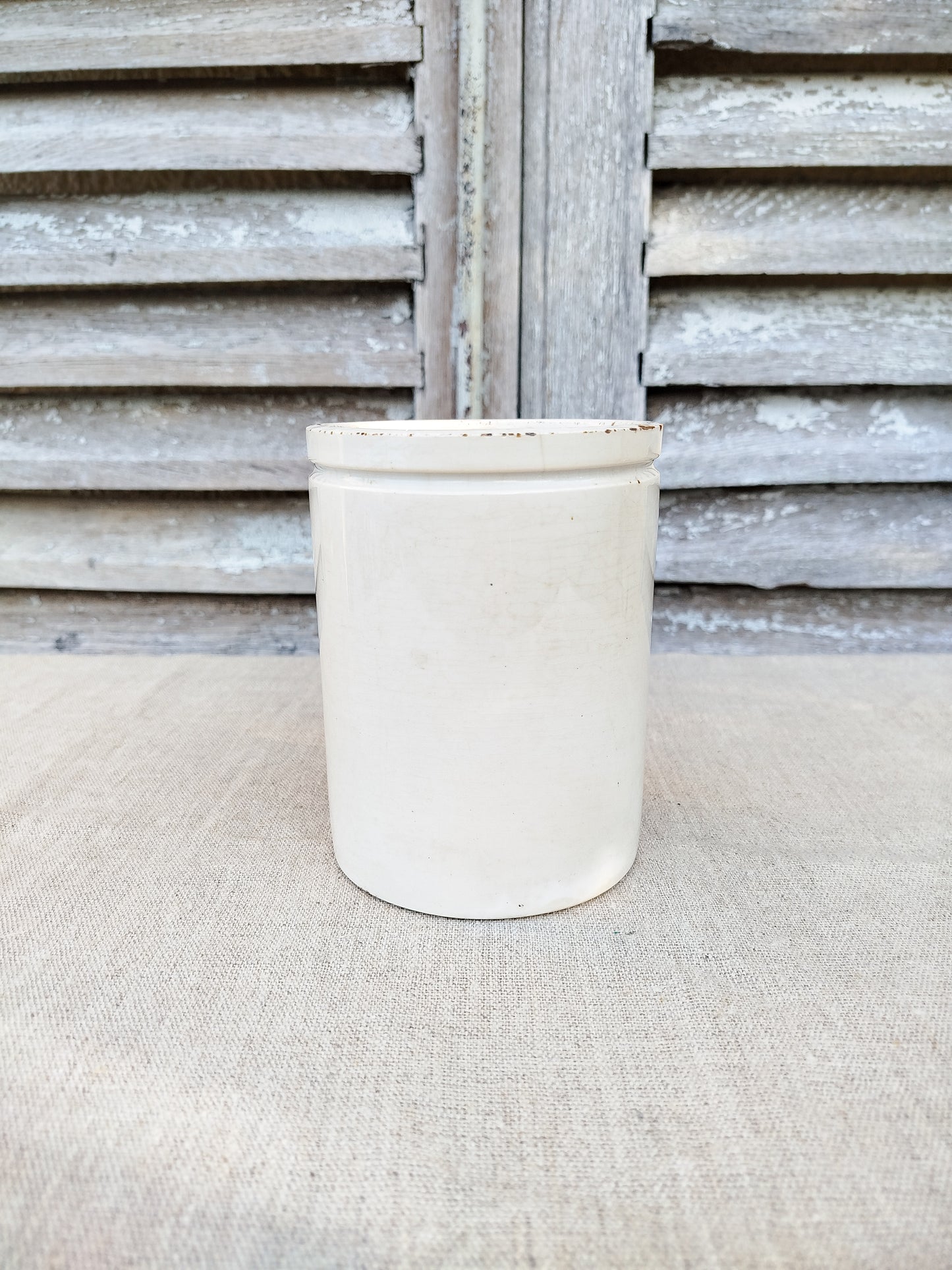 Pot en faïence blanche