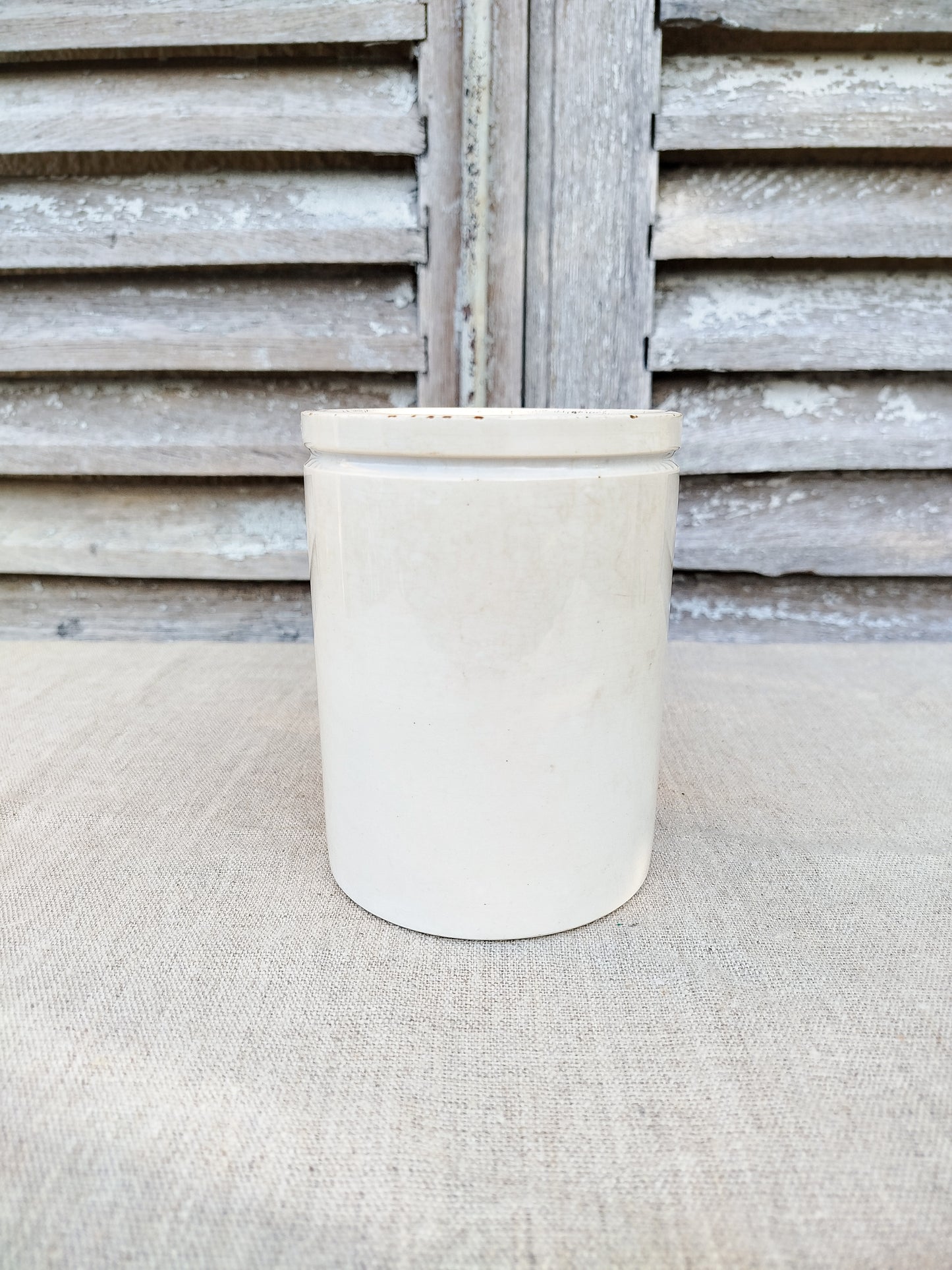 Pot en faïence blanche