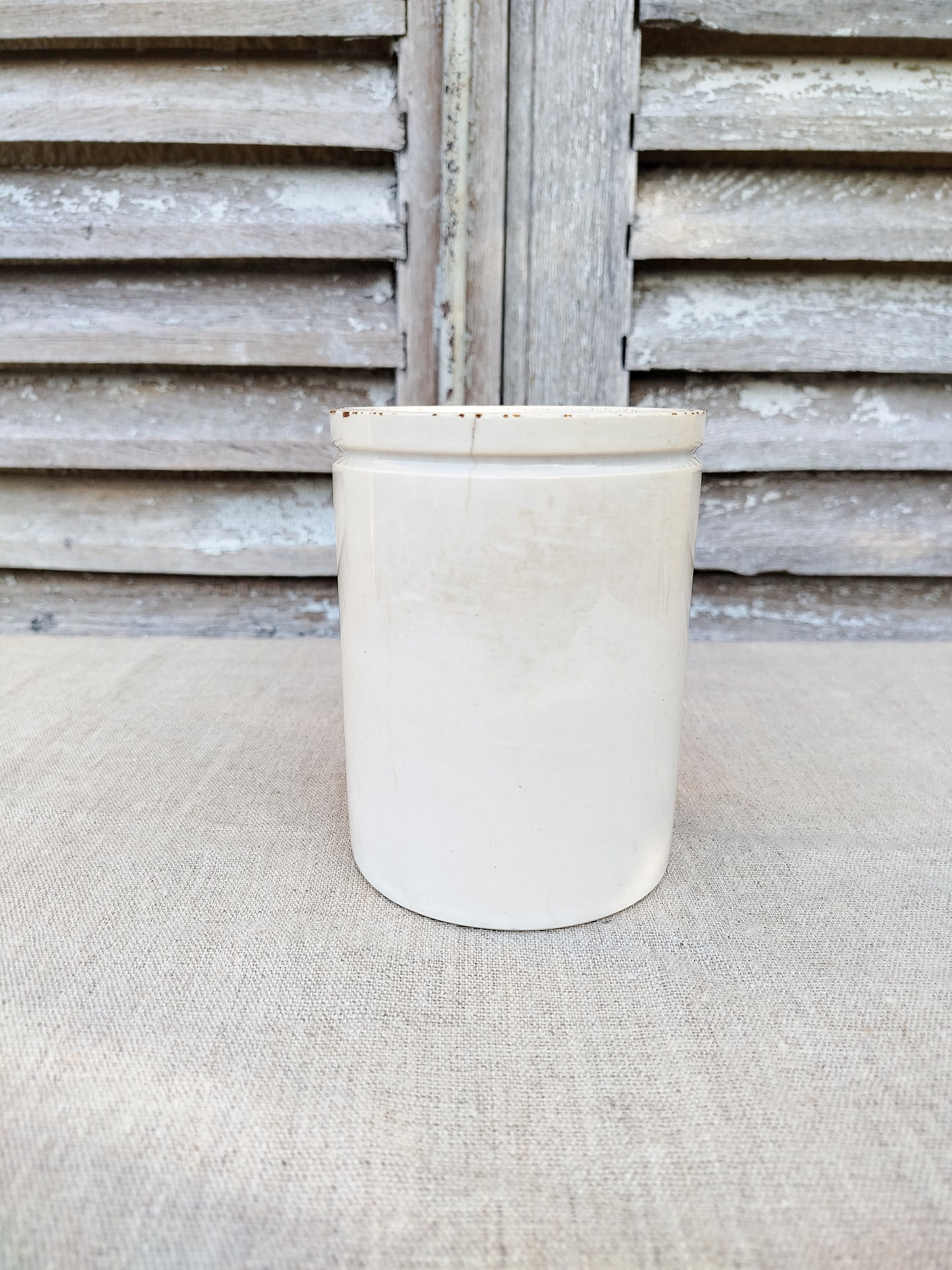 Pot en faïence blanche