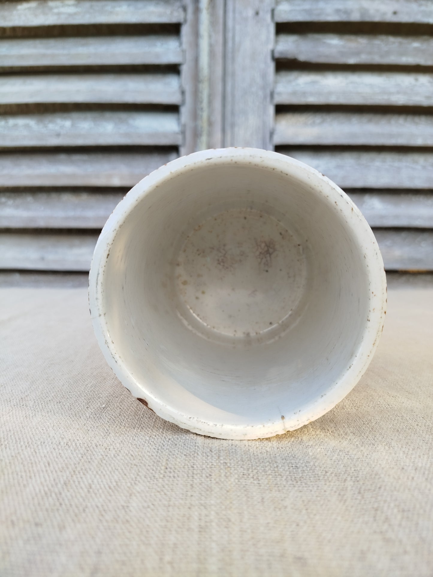 Pot en faïence blanche