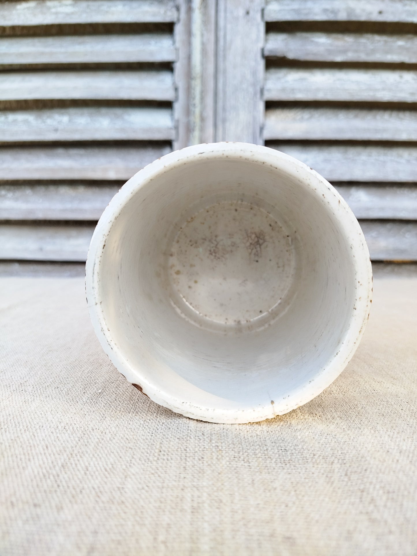 Pot en faïence blanche
