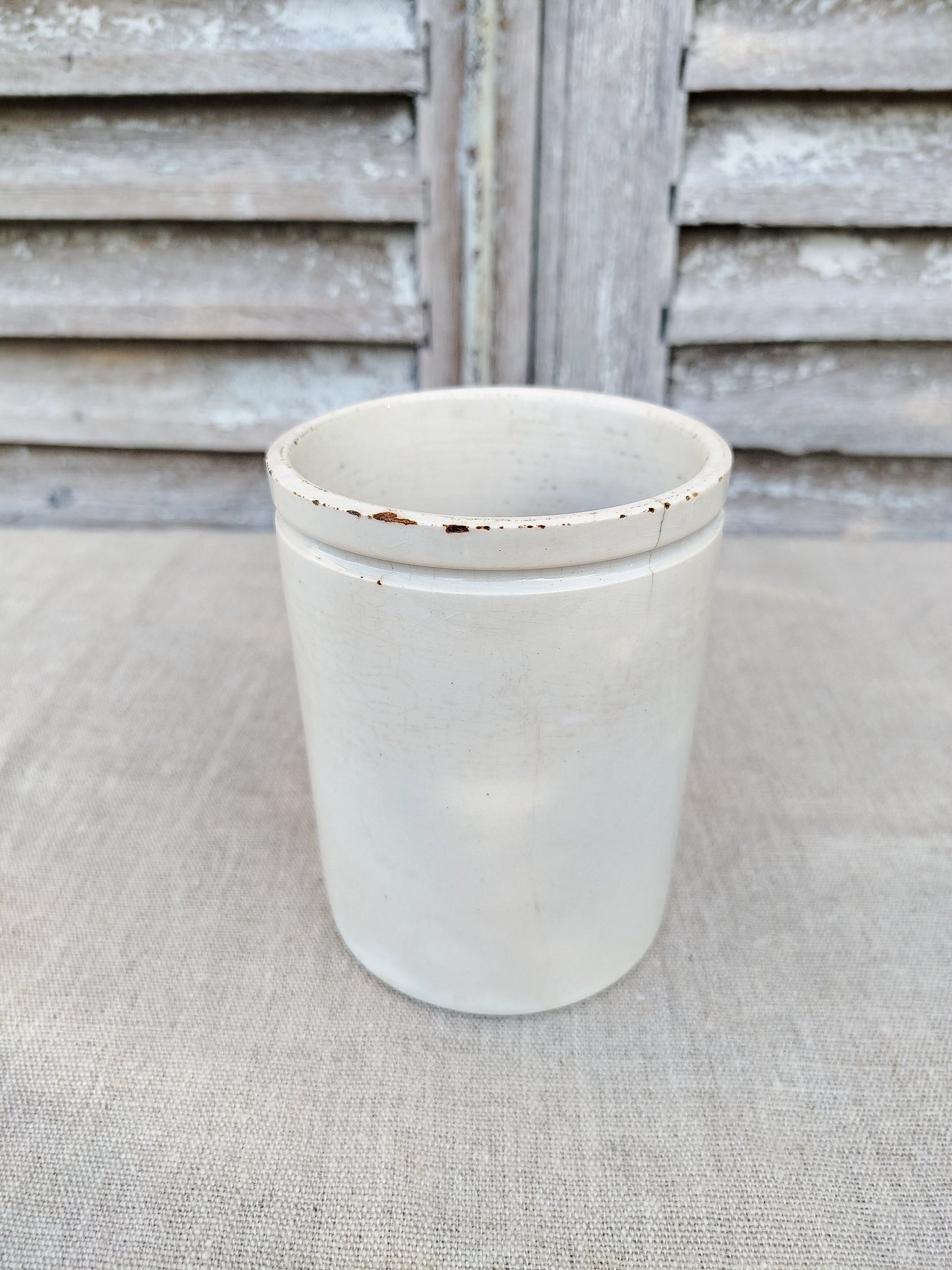 Pot en faïence blanche