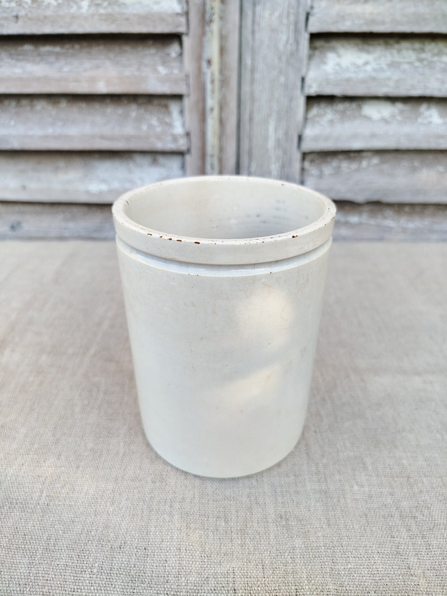 Pot en faïence blanche