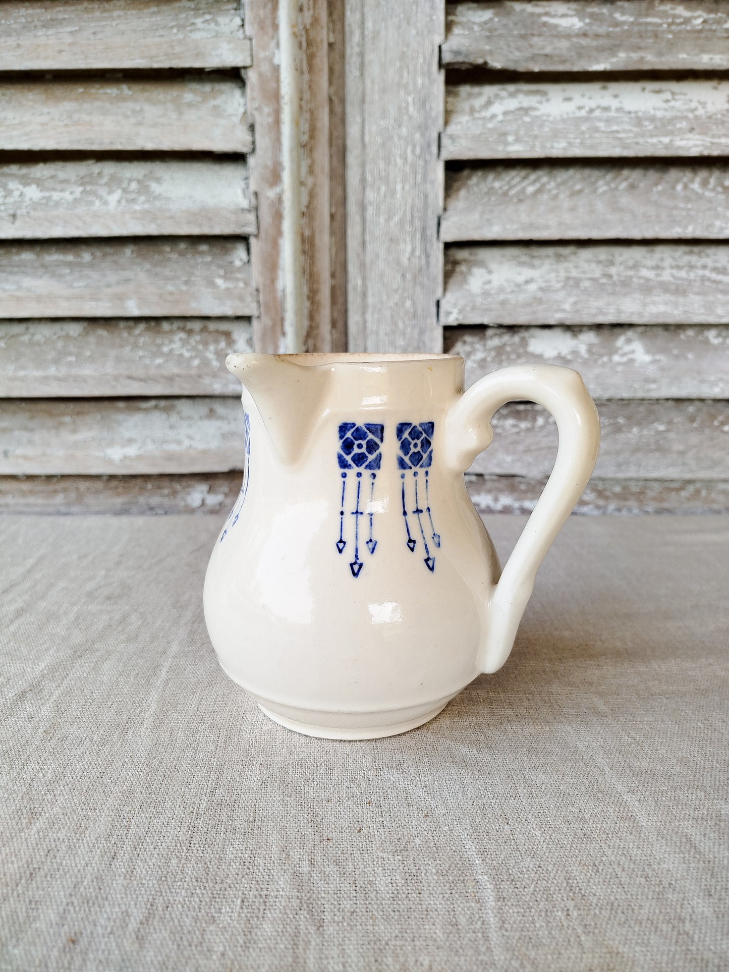 Pichet motifs art nouveau