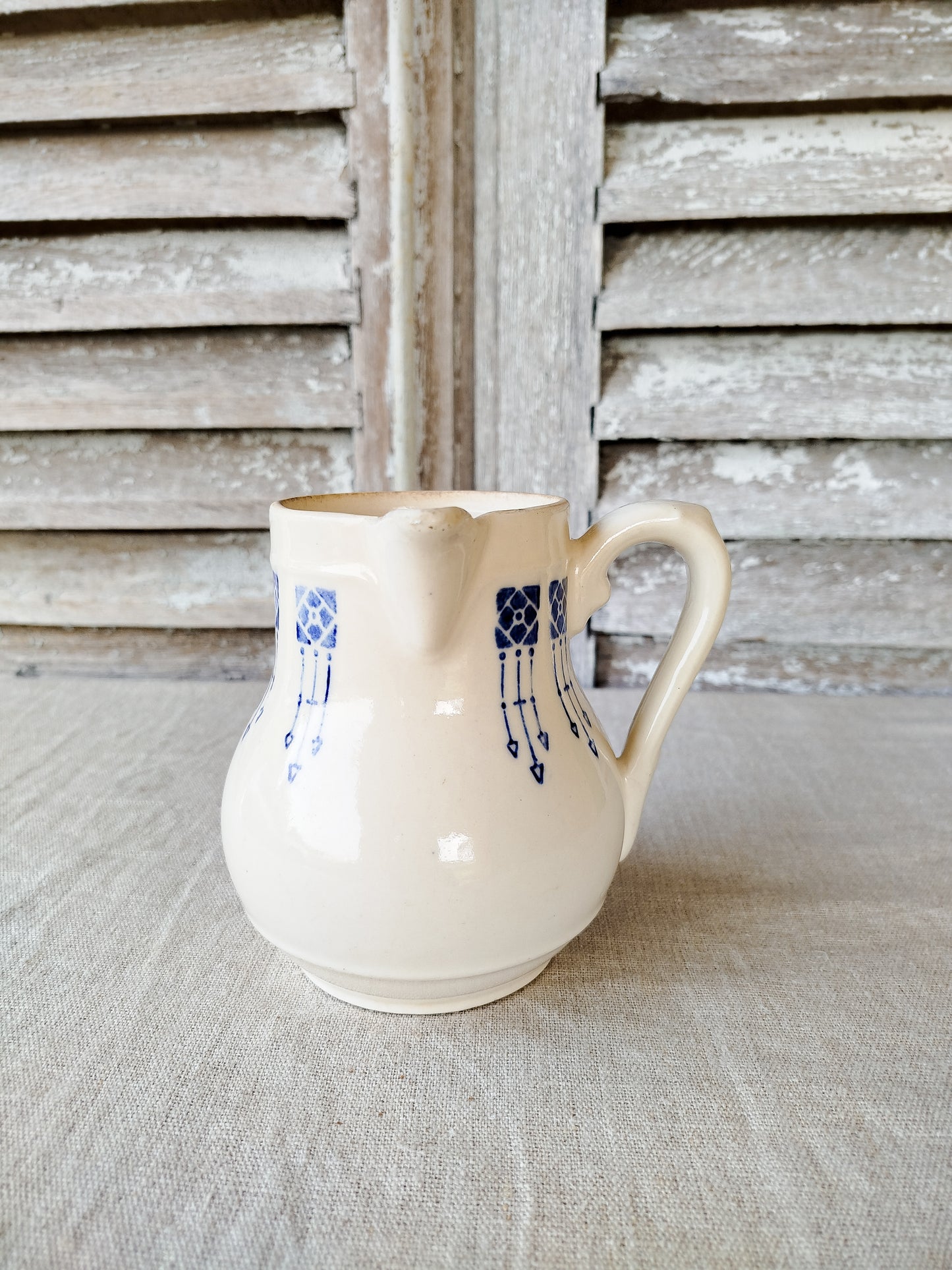 Pichet motifs art nouveau