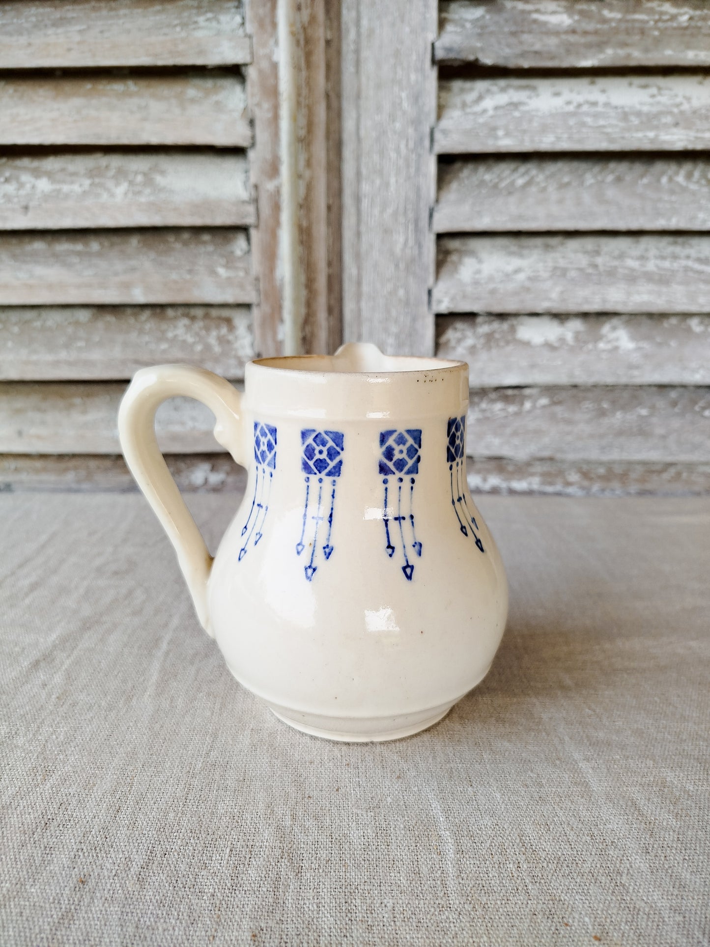 Pichet motifs art nouveau