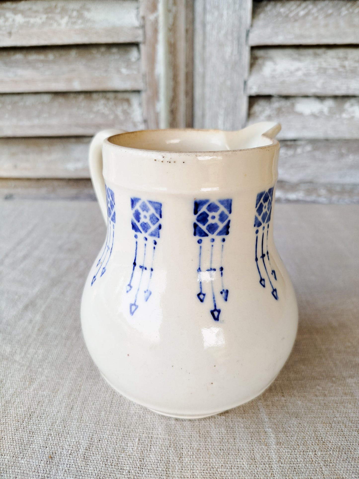 Pichet motifs art nouveau