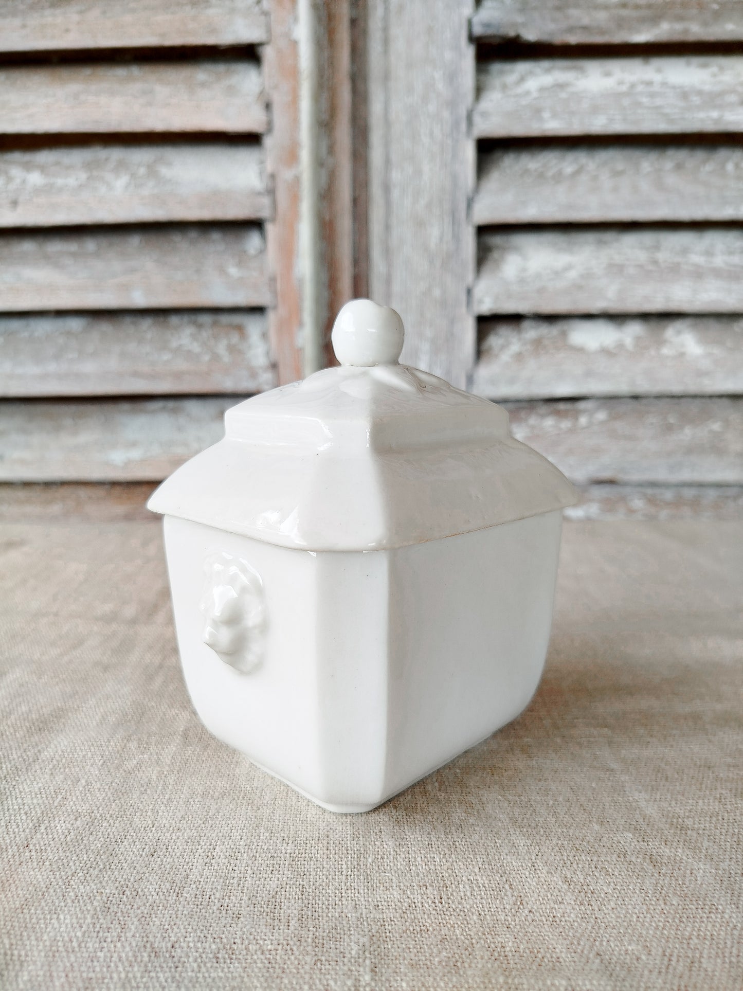 Petit sucrier en porcelaine