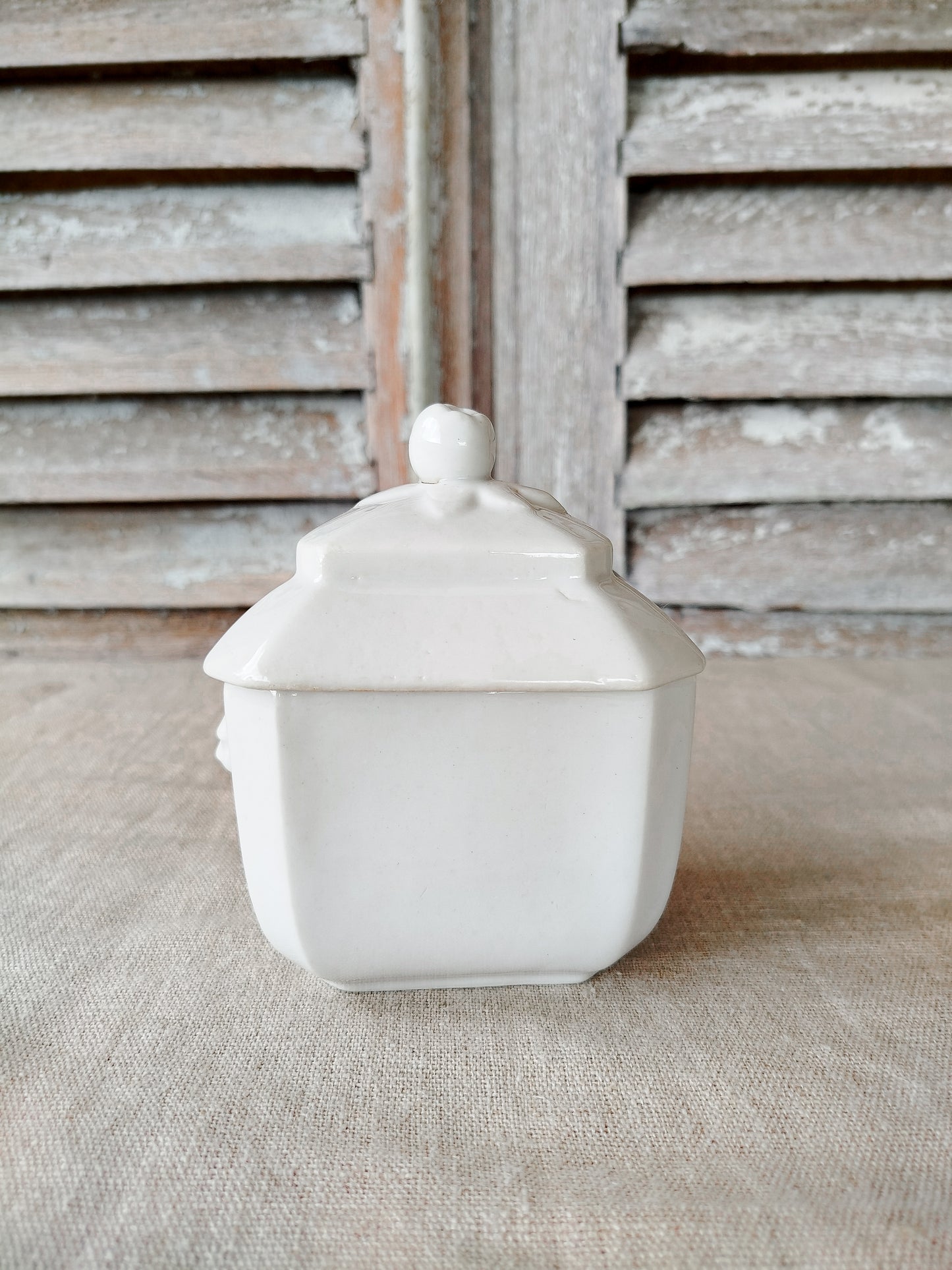 Petit sucrier en porcelaine