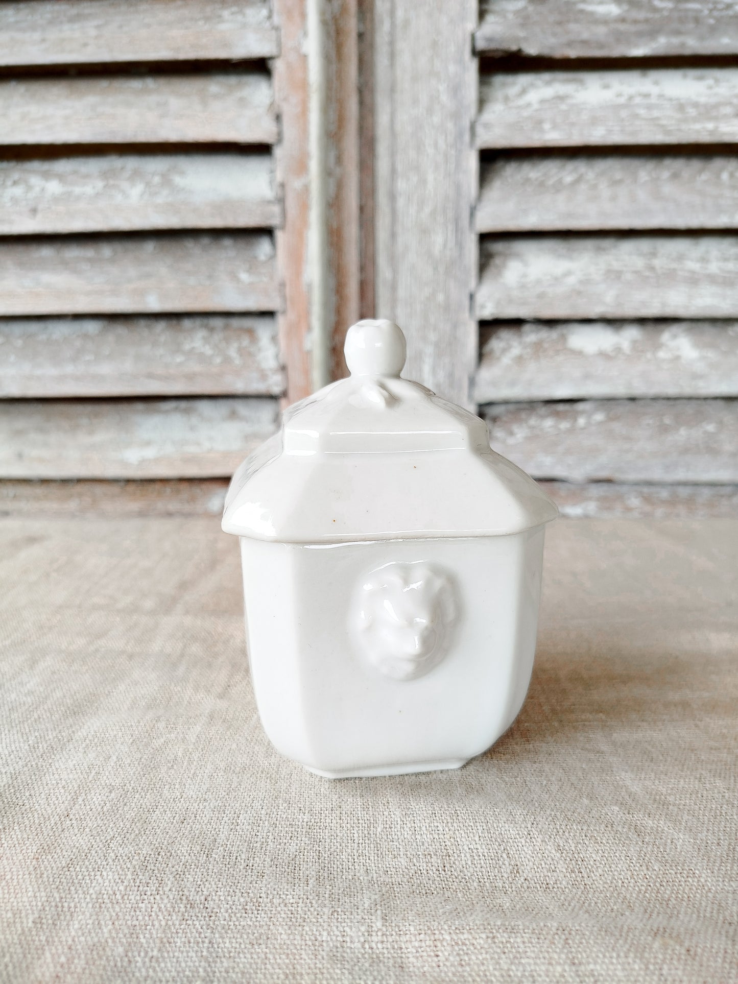 Petit sucrier en porcelaine