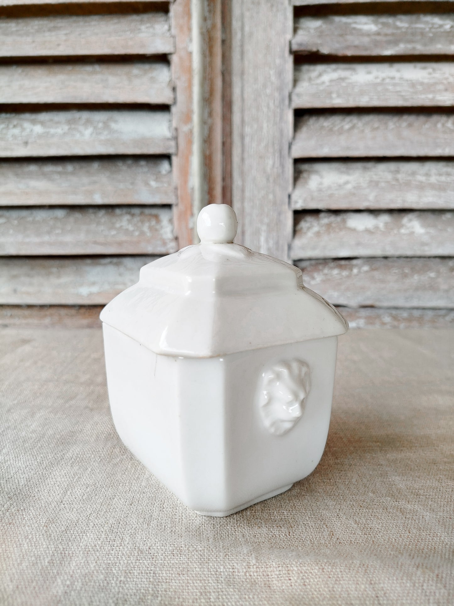 Petit sucrier en porcelaine