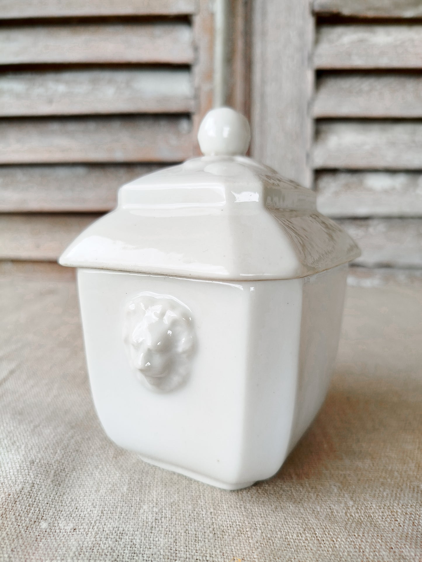 Petit sucrier en porcelaine