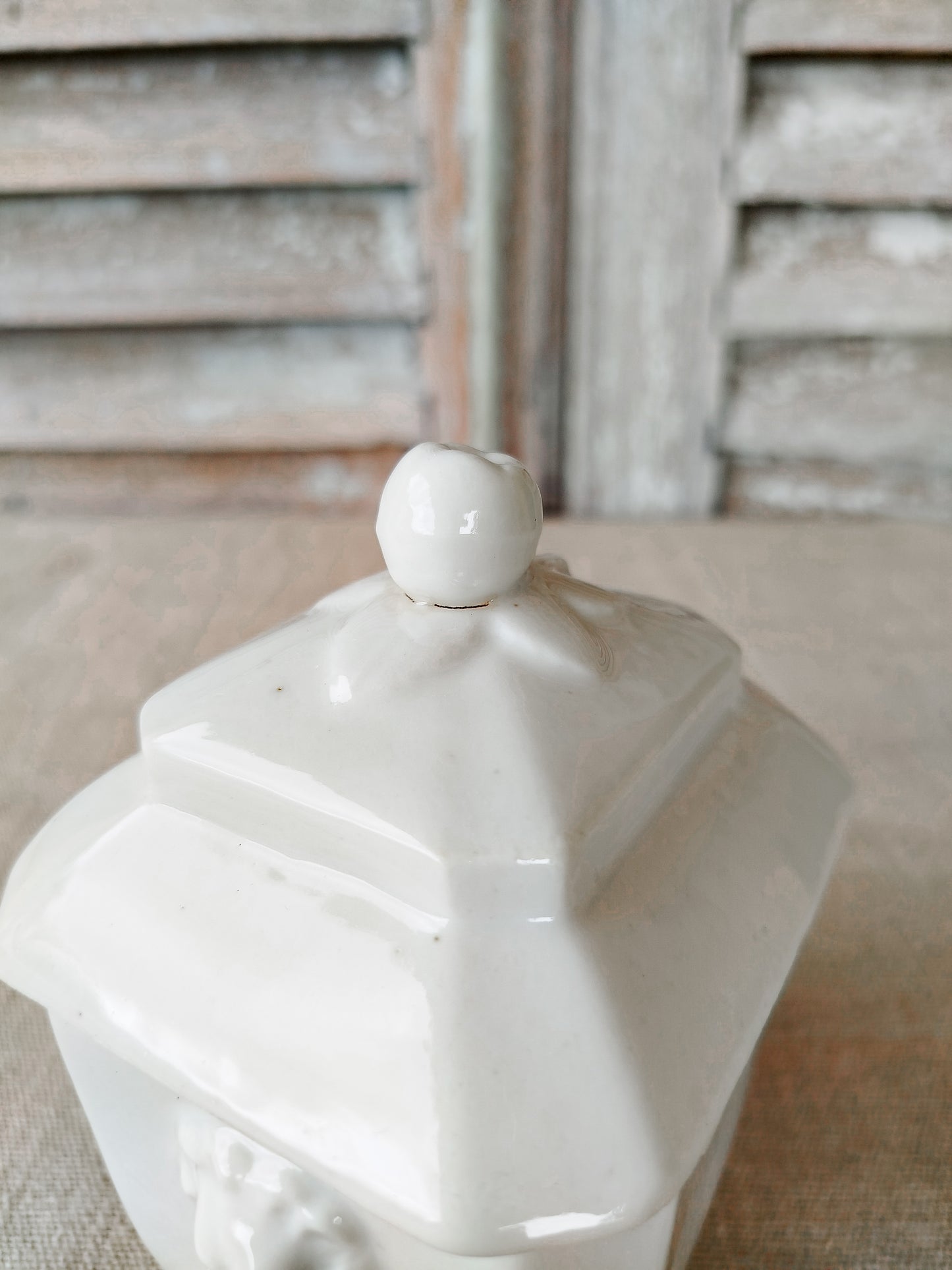 Petit sucrier en porcelaine