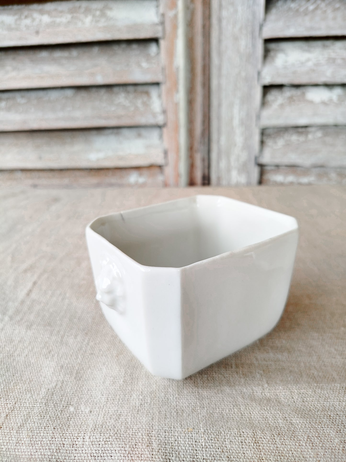Petit sucrier en porcelaine