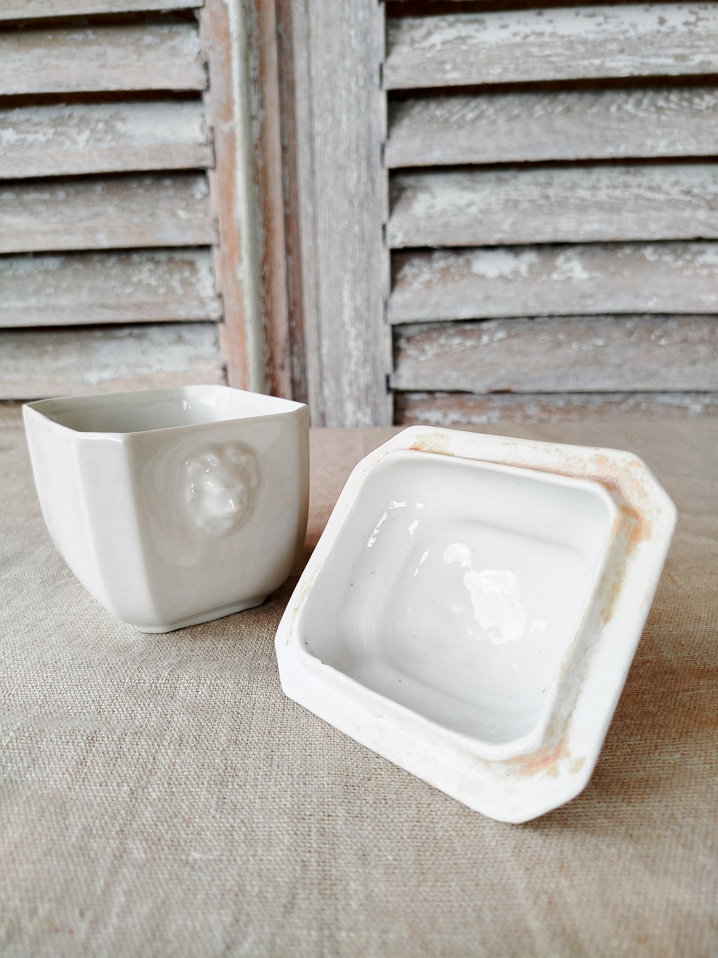 Petit sucrier en porcelaine