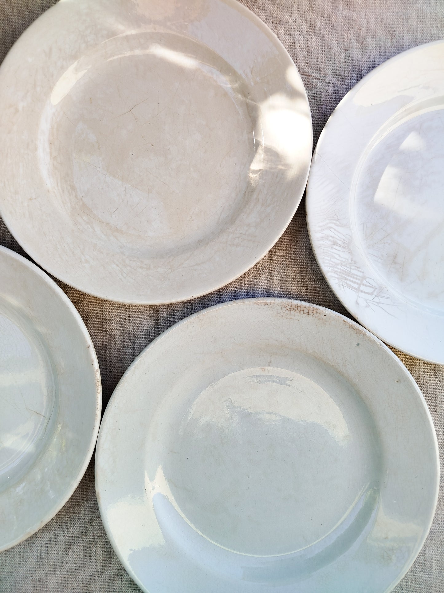 Assiettes blanches patinées x4