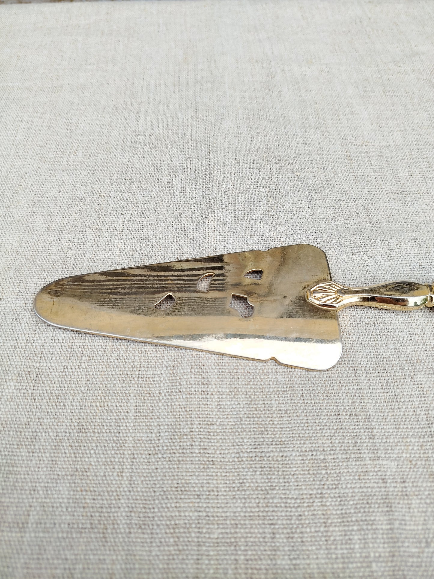 Pelle à tarte ajourée