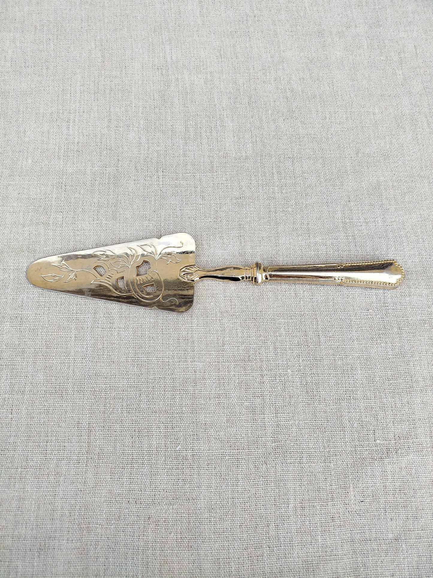 Pelle à tarte ajourée