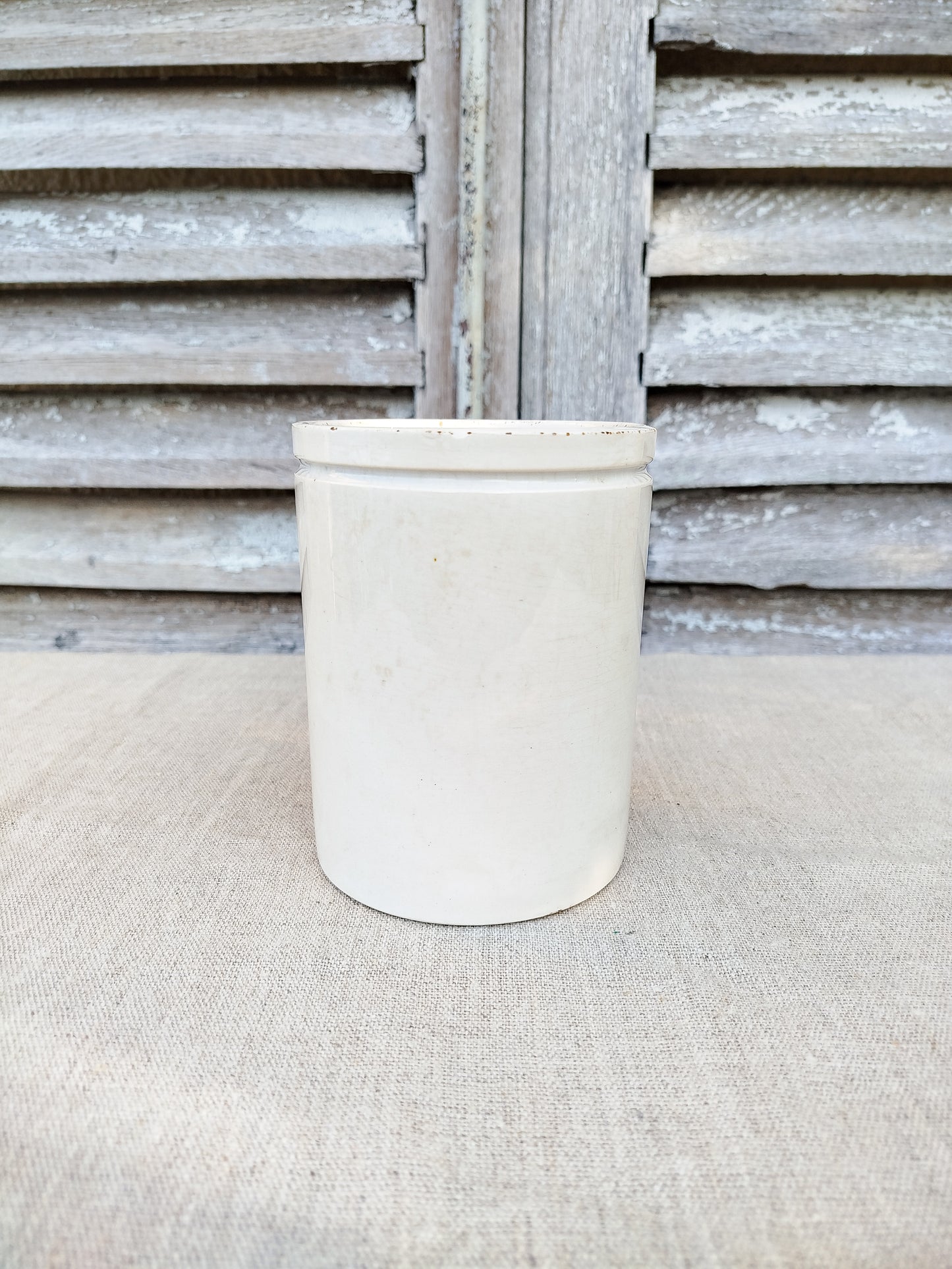 Pot en faïence blanche