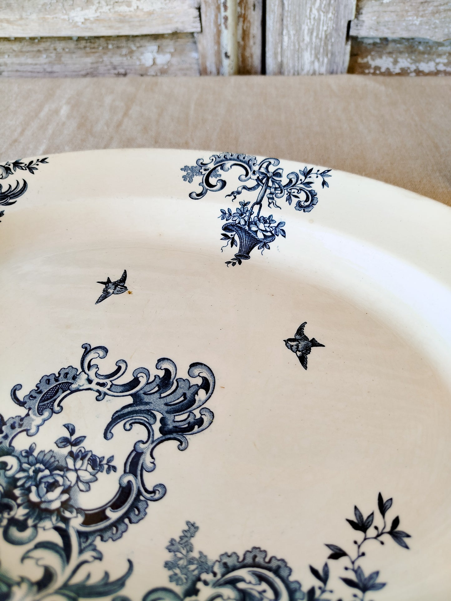 Plat en terre de fer • Boch Keramis