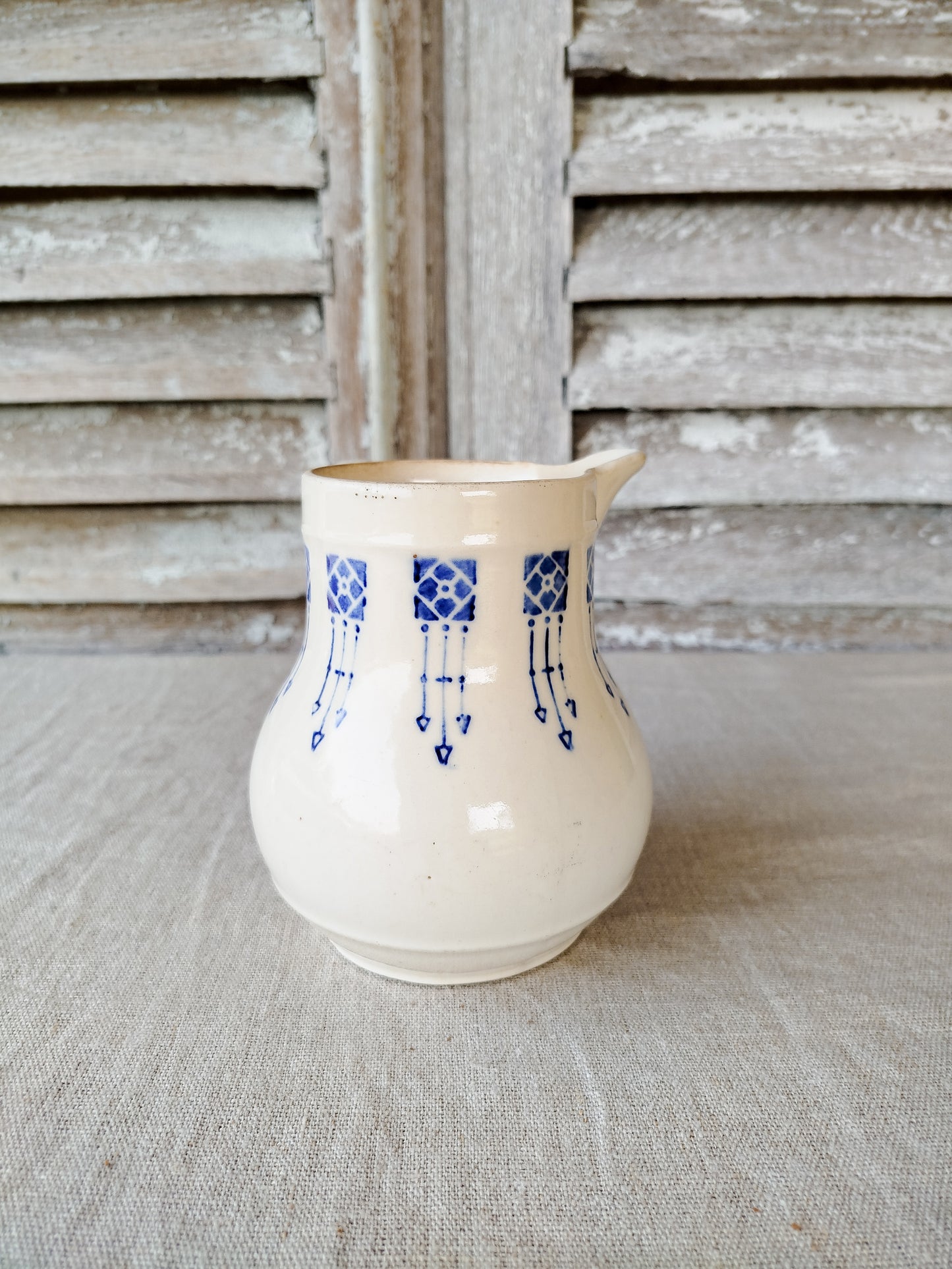 Pichet motifs art nouveau