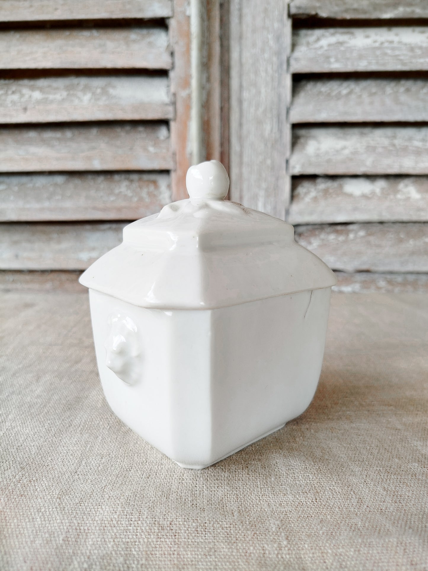Petit sucrier en porcelaine