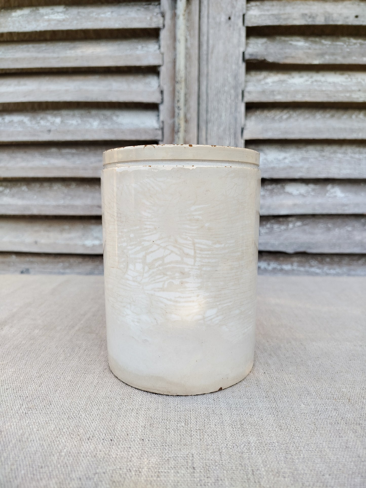Pot en faïence blanche