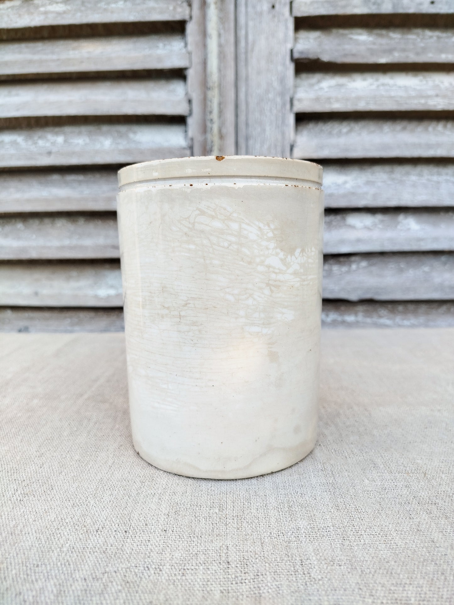 Pot en faïence blanche