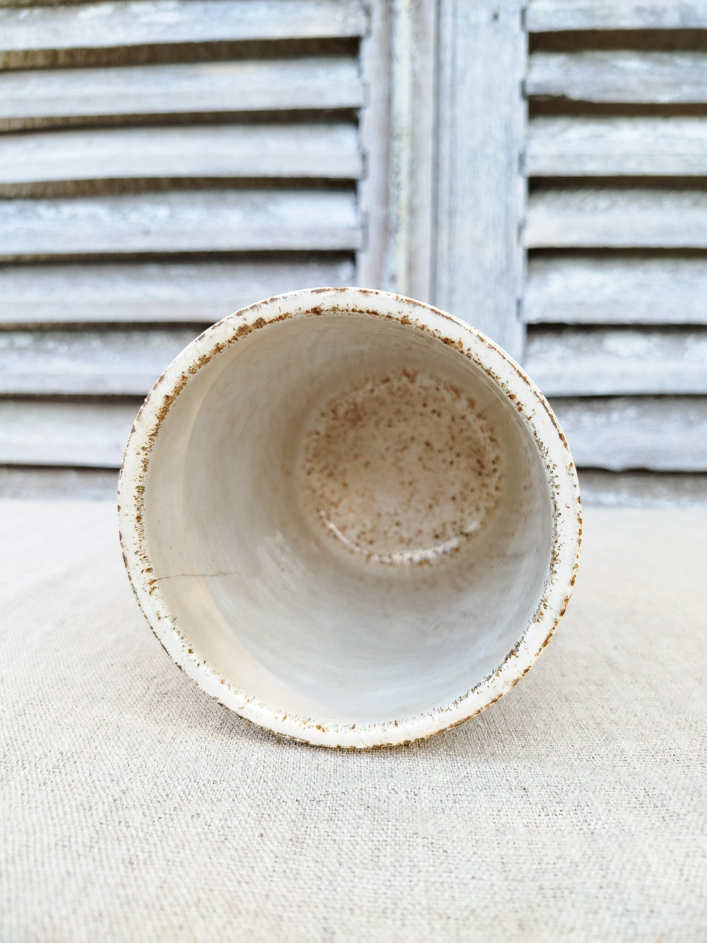 Pot en faïence blanche